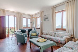 A spacious living area with a sofa, chairs, a dining table, and a view of the outdoors. - A very spacious villa in Rapallo, situated in the hills just a 10-minute drive from the sea. Spanning 270 sqm across 3 independent levels, the villa accommodates up to 16 guests, making it ideal for large groups or families. The outdoor area offers every (Rapallo)