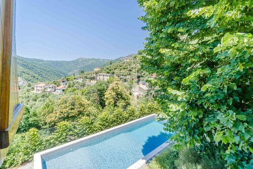 A very spacious villa in Rapallo, situated in the hills just a 10-minute drive from the sea. Spanning 270 sqm across 3 independent levels, the villa accommodates up to 16 guests, making it ideal for large groups or families. The outdoor area offers every