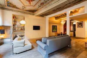 Living area - Vrbo Property (Firenze)