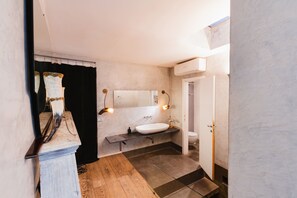 Shower, hair dryer, towels, toilet paper - Vrbo Property (Firenze)