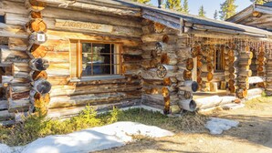 A log cabin with a window, a chimney, and a sign that reads 'Hotel Oursen'. - Luostonseita 2 by Interhome (Sodankylä)