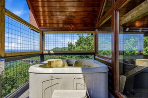 Outdoor spa tub - Stunning Mountain View Cabin with Hot Tub & Game Room near Pigeon Forge, Sevierville TN (Sevierville)