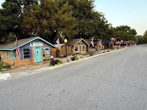 Exterior - Charming Wheelchair-Accessible Tiny House with Patio near Wichita Mountains – Medicine Park, OK (Medicine Park)