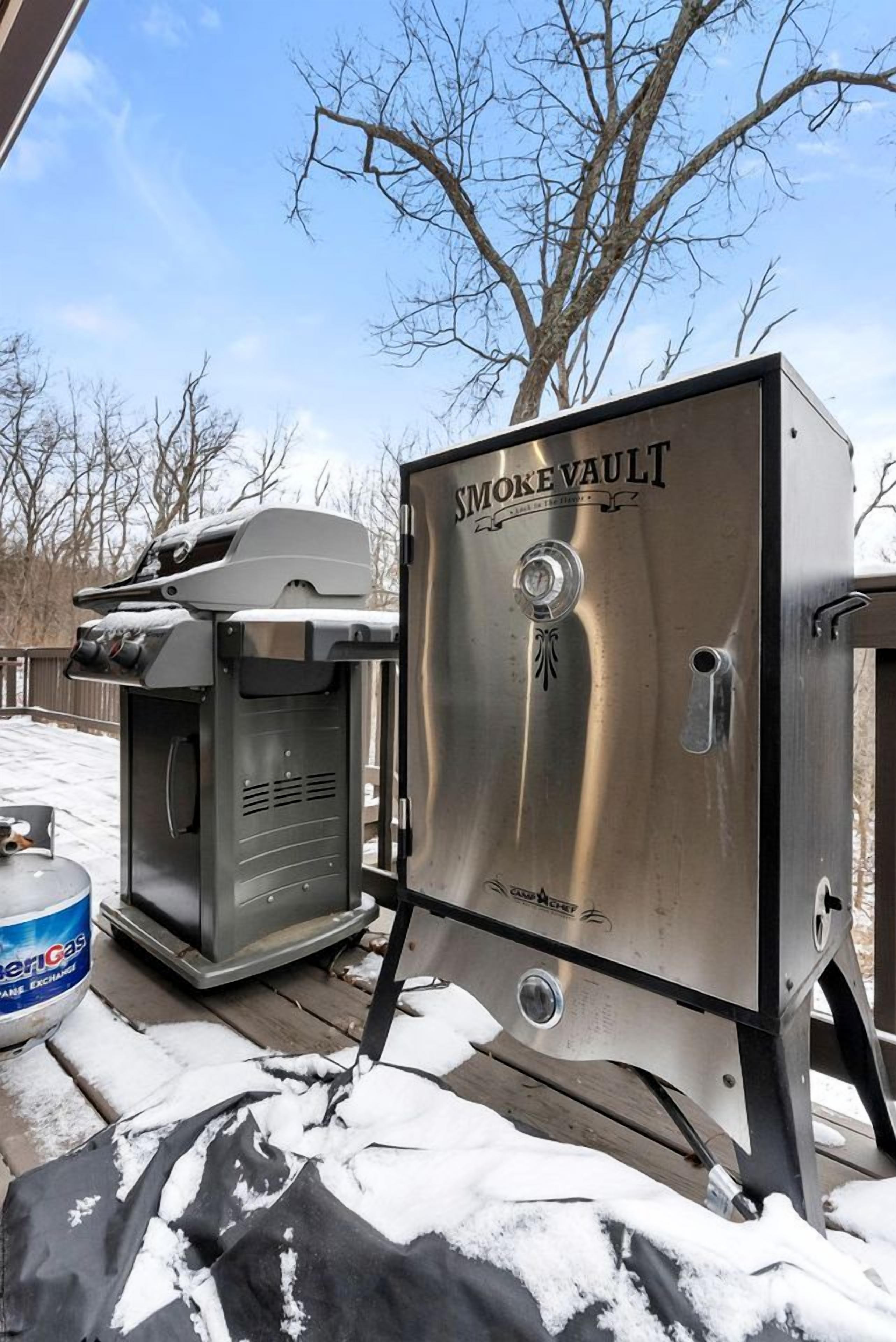 Un barbecue portable doté d’une finition en acier inoxydable, d’un panneau de commande et d’un réservoir de combustible.