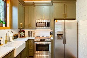 Private kitchen - Electrifying Family Cabin with Mini Golf, Arcades & EV Charger Near Beavers Bend State Park | Broken Bow, Oklahoma (Broken Bow)