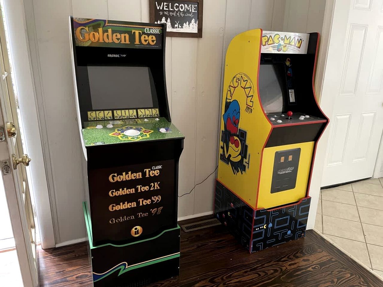 Deux bornes d’arcade : l’une est étiquetée « Golden Tee Classic » et l’autre « Pac-Man ».