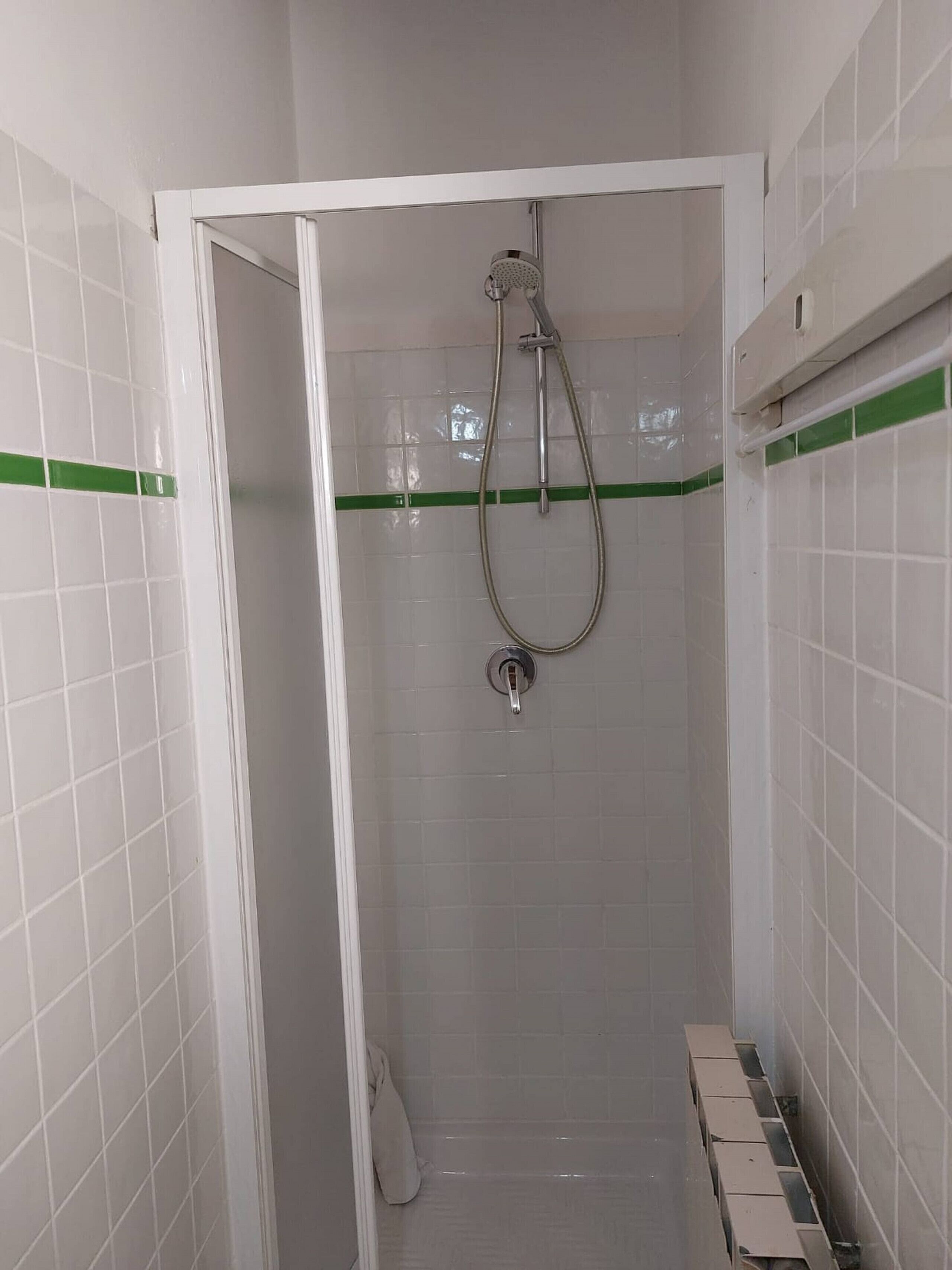 Dusche, Haartrockner, Bidet, Handtücher