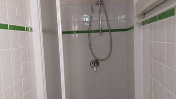 Dusche, Haartrockner, Bidet, Handtücher