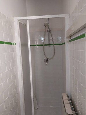 Dusche, Haartrockner, Bidet, Handtücher