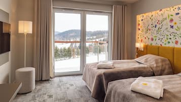 In-room safe, laptop workspace, iron/ironing board, free WiFi