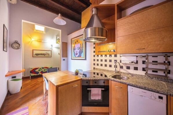 Une cuisine moderne avec des meubles en bois, un lave-vaisselle Bosch, une hotte de cuisson en acier inoxydable et un pare-feu en carrelage.