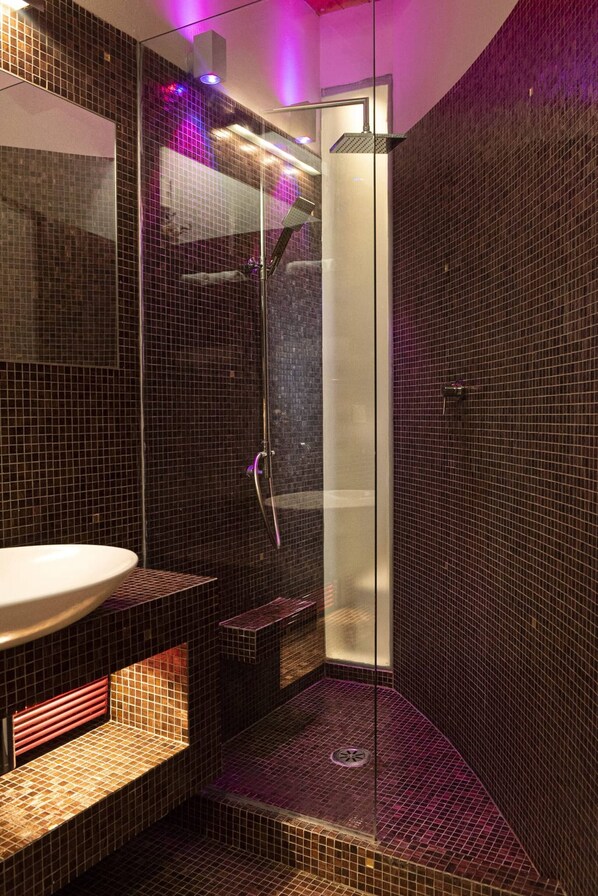 Shower, hair dryer, bidet, towels - Gramsci (Bologna)