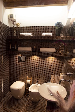 Shower, hair dryer, bidet, towels - Gramsci (Bologna)