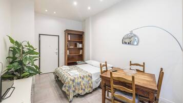 Bügeleisen/Bügelbrett, Reisekinderbett, kostenloses WLAN, Bettwäsche