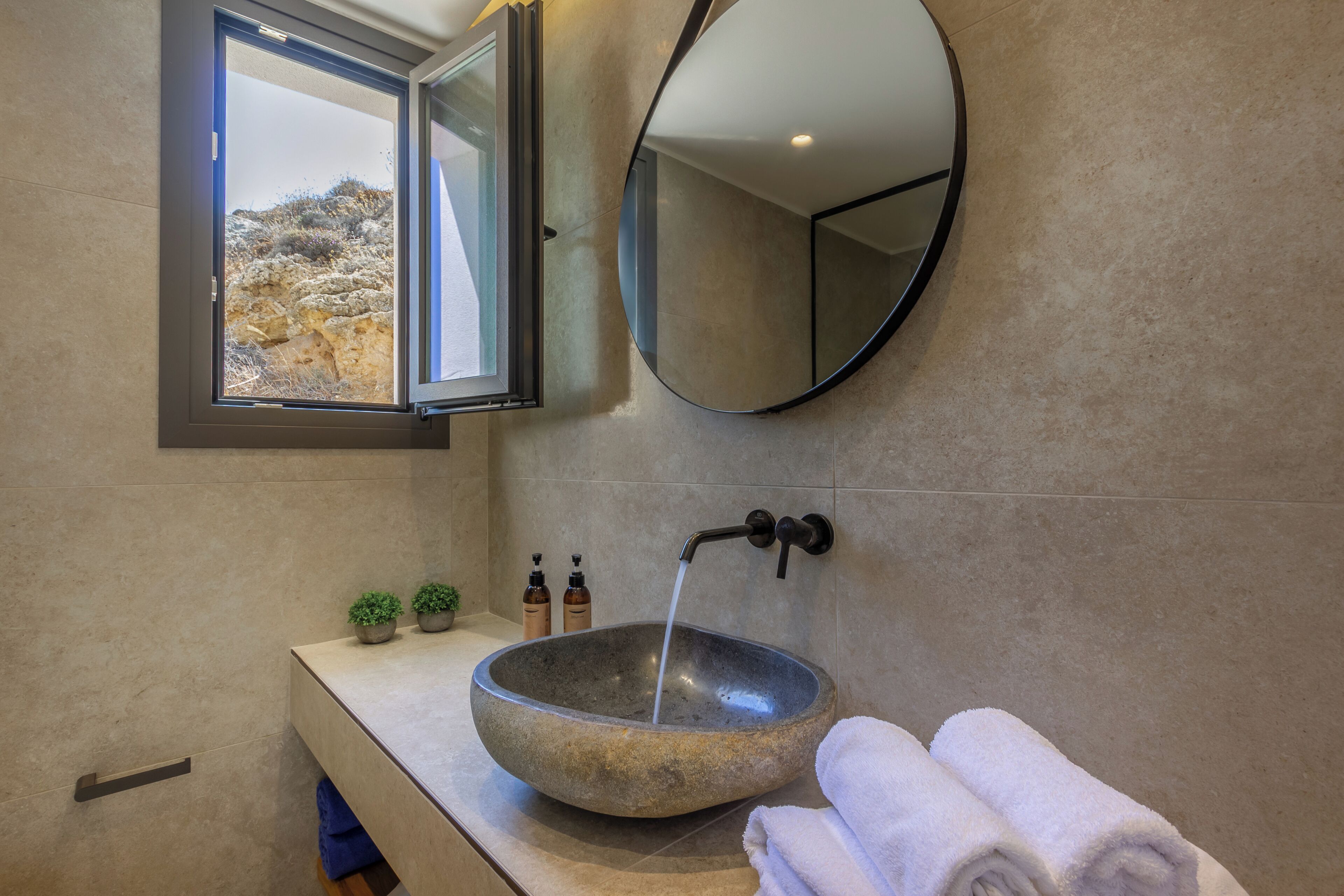 Departamento, baño privado, vista al mar | Baño | Regadera, regadera tipo lluvia, amenidades de baño gratuitas 