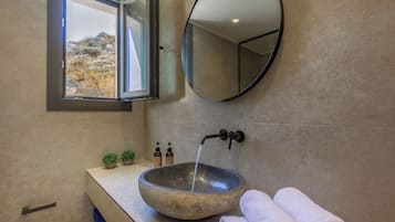 Departamento, baño privado, vista al mar | Baño | Regadera, regadera tipo lluvia, amenidades de baño gratuitas