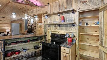 Coffee/tea maker, fridge, microwave, stovetop