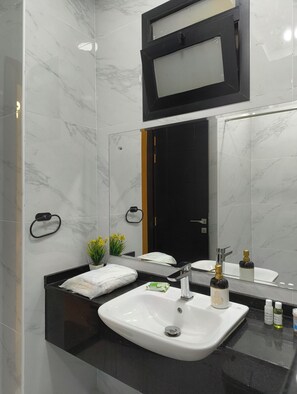 Hair dryer, towels, soap, toilet paper - Spacious 5-bedroom Villa Ajman perfect for families (Ajman)