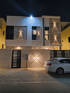 Exterior - Spacious 5-bedroom Villa Ajman perfect for families (Ajman)