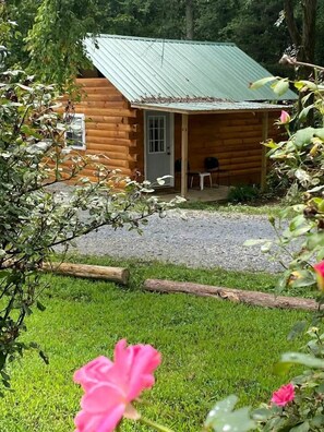 Exterior - Romantic Log Cabin with a King Sized Bed in the Heart of Kentucky's Picturesque Countryside (Columbia)