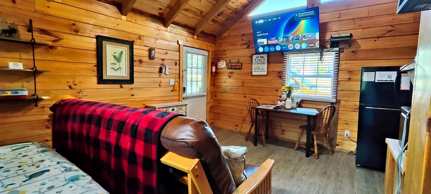 L’intérieur d’une cabine comprend un lit, une table à manger, un téléviseur et un réfrigérateur.