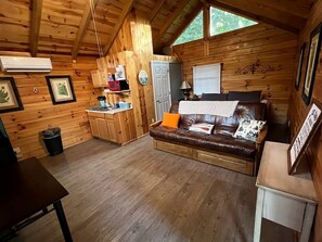 TV - Romantic Log Cabin with a King Sized Bed in the Heart of Kentucky's Picturesque Countryside (Columbia)