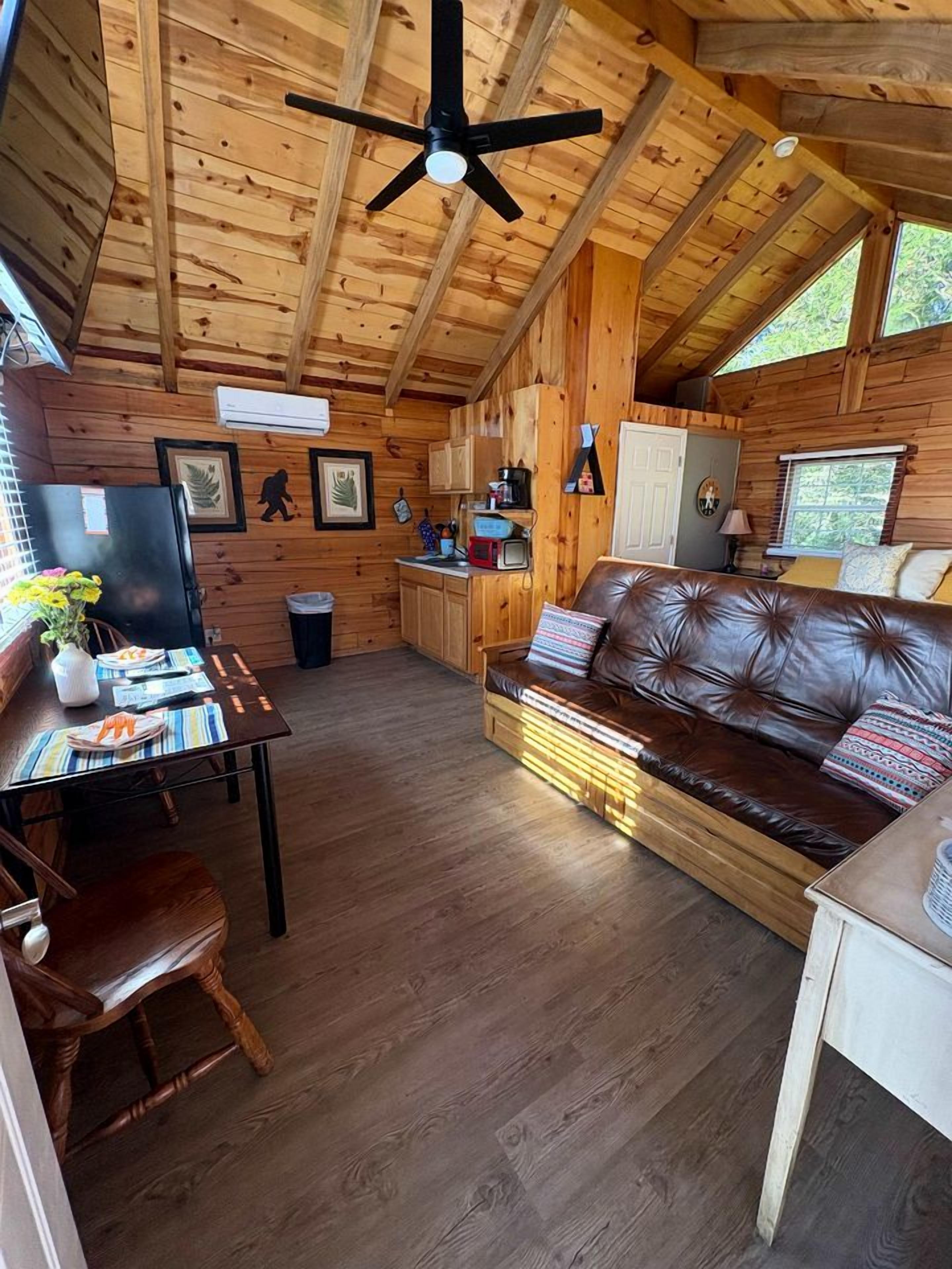 L’intérieur d’une cabine comprenant un coin repas, un canapé et une cuisine.