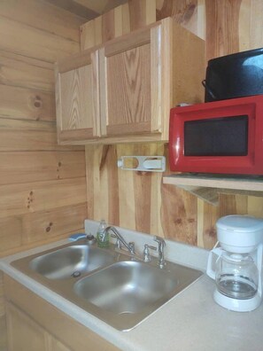 Fridge, microwave, oven, stovetop - Romantic Log Cabin with a King Sized Bed in the Heart of Kentucky's Picturesque Countryside (Columbia)