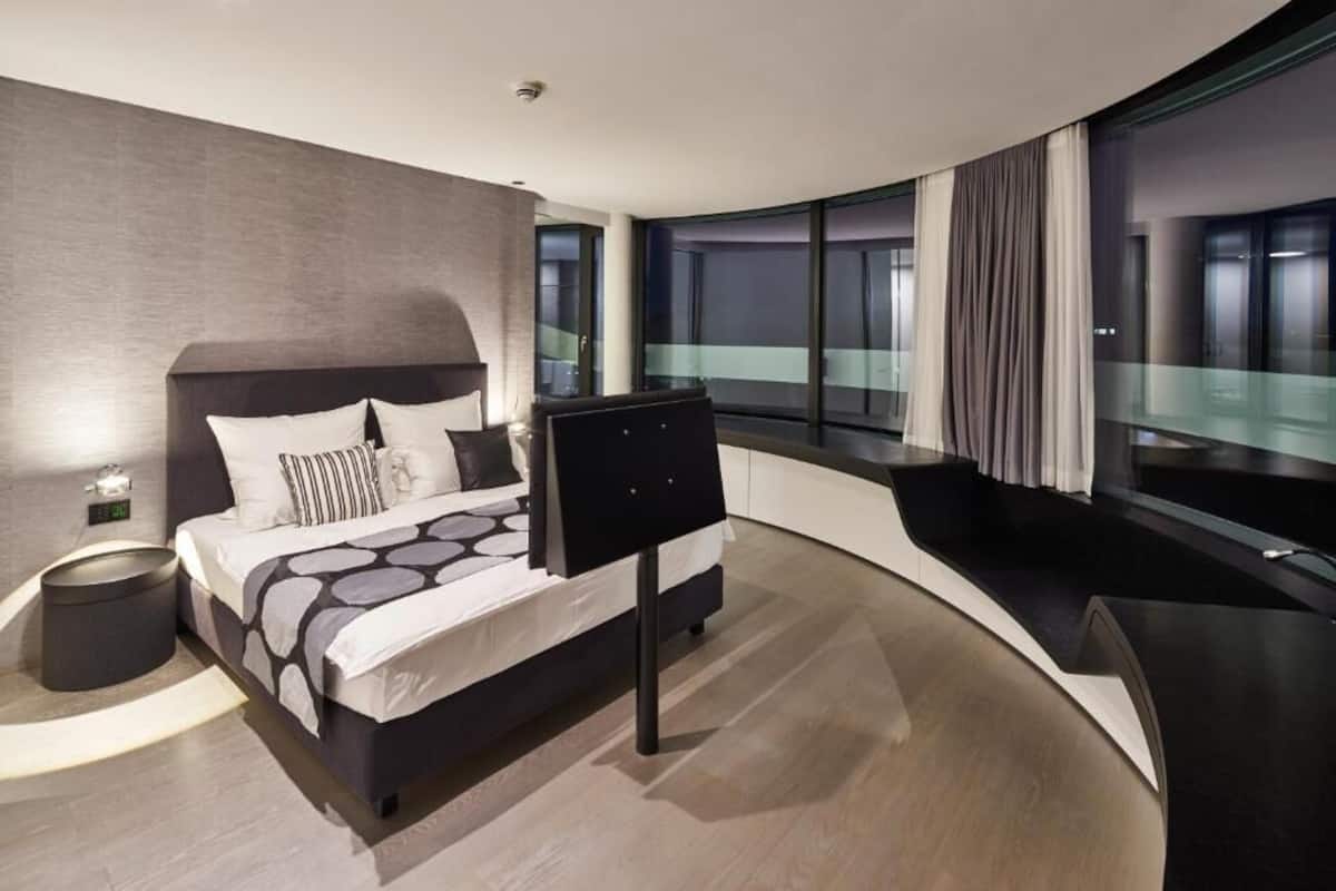 Ropa de cama de alta calidad y caja de seguridad en la habitación