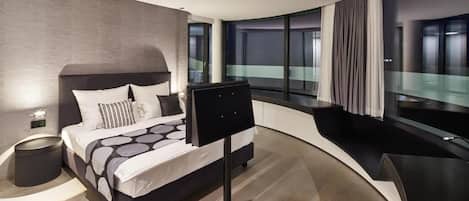 Suite Confort | Ropa de cama de alta calidad, caja fuerte, escritorio y cortinas opacas