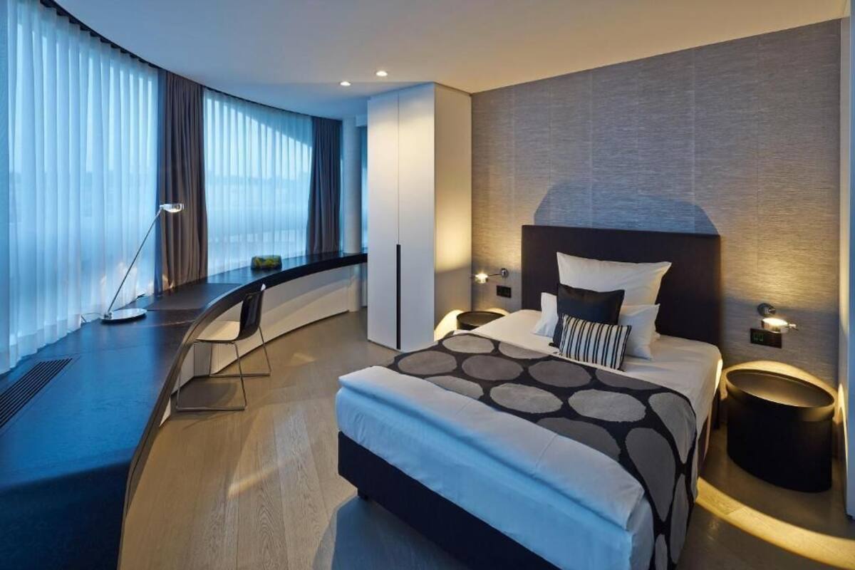 Ropa de cama de alta calidad y caja de seguridad en la habitación
