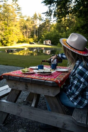 Outdoor dining - Gorgeous Cedar Tiny House for a Unique Pet-Friendly Getaway in Chester, Vermont (Chester)