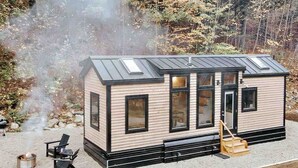 Unclassified image, 3 of 45, button - Gorgeous Cedar Tiny House for a Unique Pet-Friendly Getaway in Chester, Vermont (Chester)