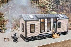 Exterior - Gorgeous Cedar Tiny House for a Unique Pet-Friendly Getaway in Chester, Vermont (Chester)