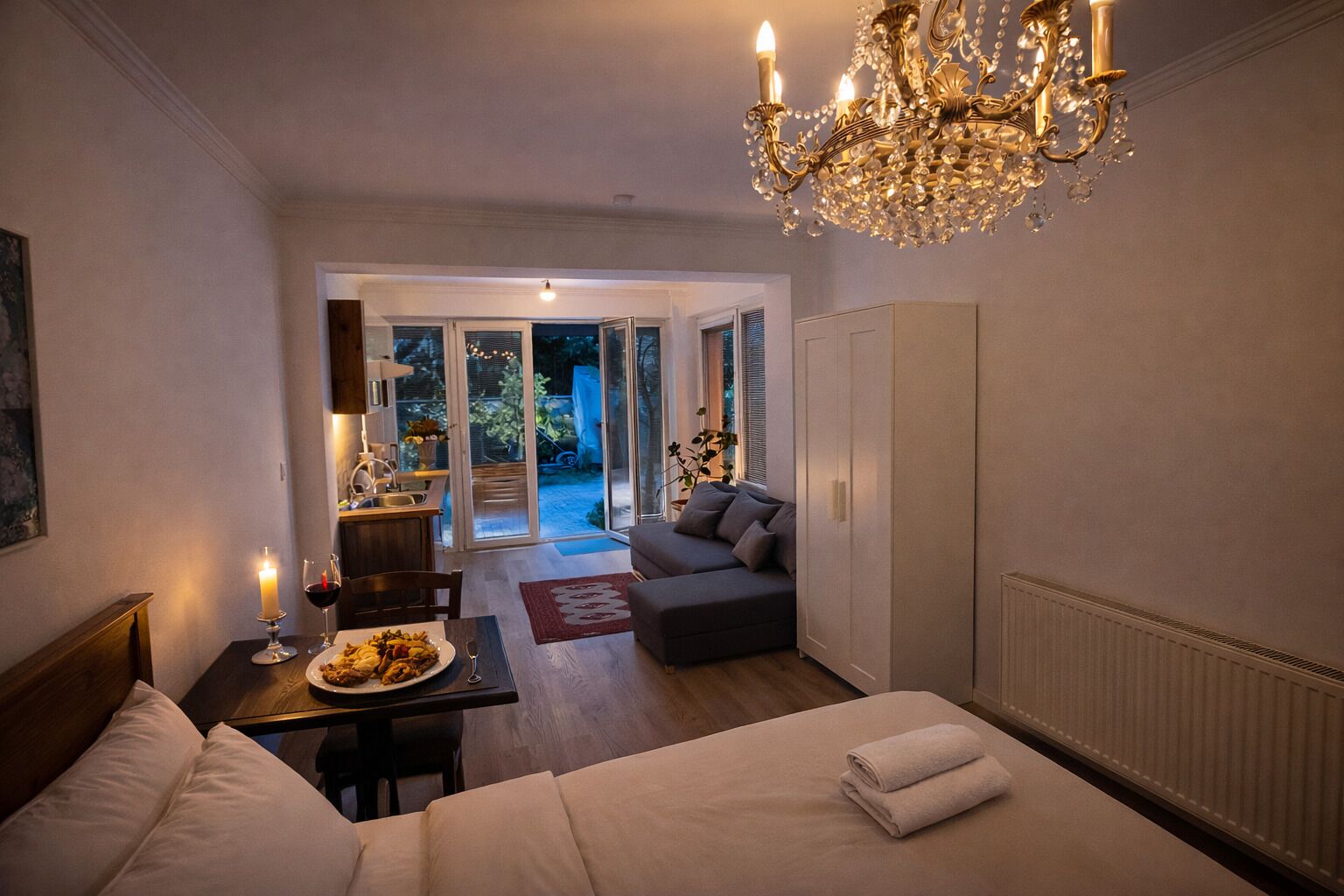 Standard Studio, 1 King Bed, Non Smoking, Kitchen | Living area