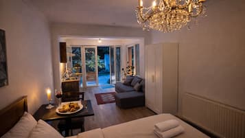 Standard Studio, 1 King Bed, Non Smoking, Kitchen | Living area