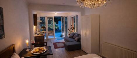 Standard Studio, 1 King Bed, Non Smoking, Kitchen | Living area