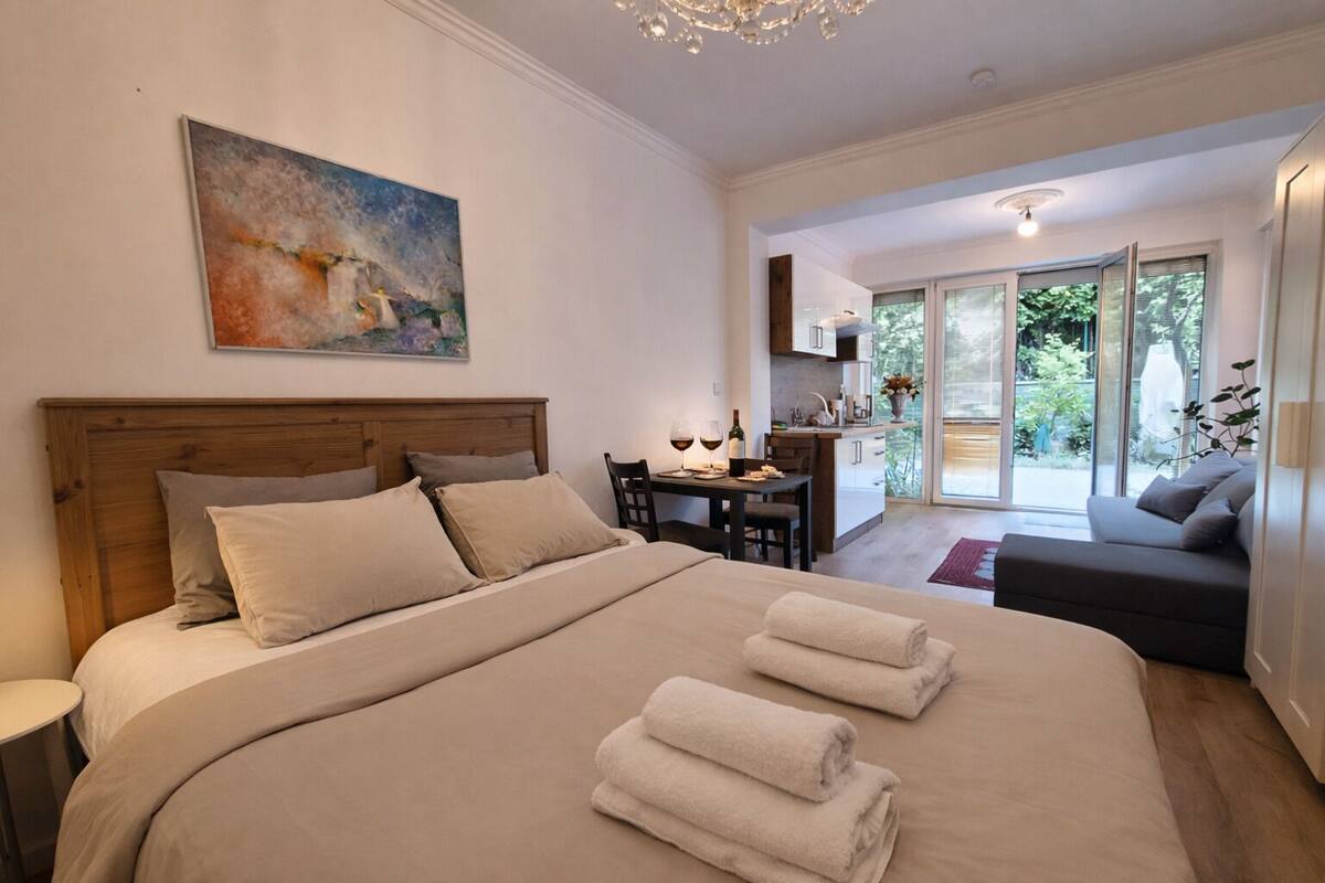 Standard Studio, 1 King Bed, Non Smoking, Kitchen | WiFi (free)