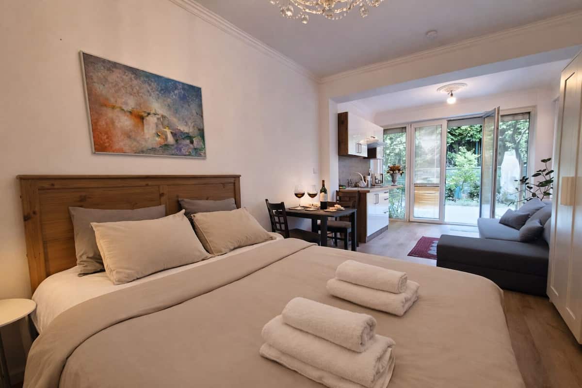 Standard Studio, 1 King Bed, Non Smoking, Kitchen