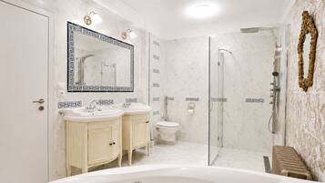 Superior Studio, 1 King Bed, Non Smoking, Kitchen | Bathroom