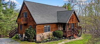 Mountain Lodge with Hot Tub & Fire Pit in Berkeley Springs, West Virginia