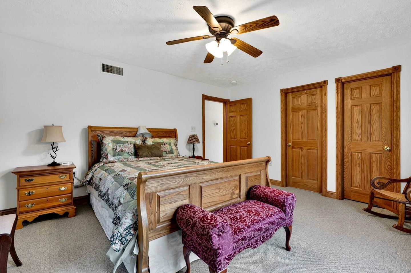 Desk, WiFi, bed sheets