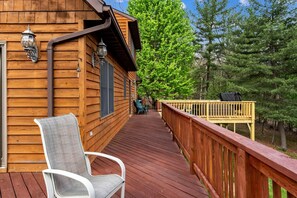 Property grounds - Mountain Lodge with Hot Tub & Fire Pit in Berkeley Springs, West Virginia (Berkeley Springs)