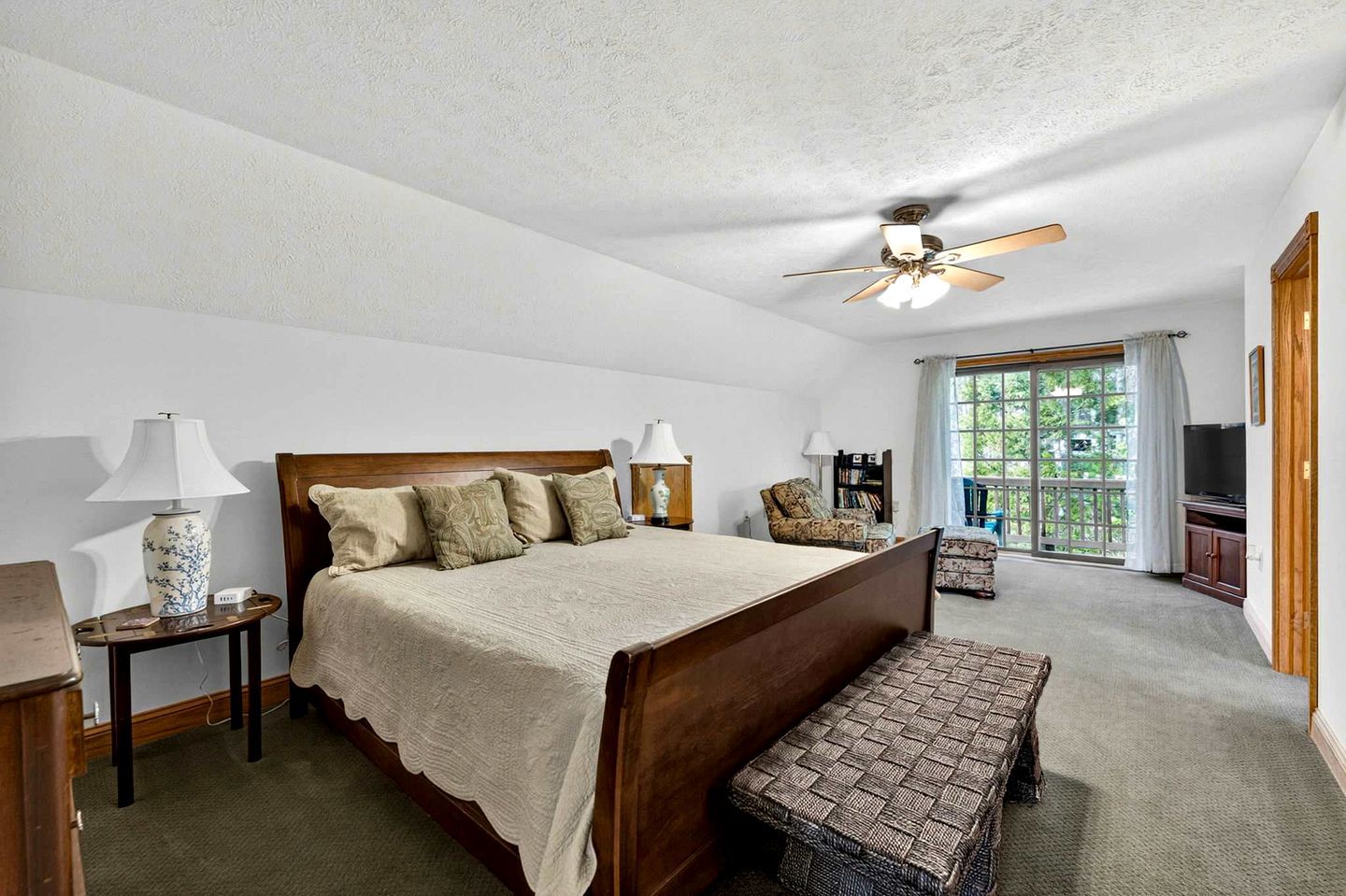 3 bedrooms, desk, WiFi, bed sheets