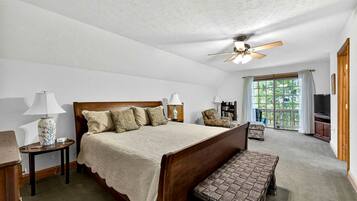 3 bedrooms, desk, WiFi, bed sheets