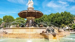 A fountain with statues and water features, surrounded by trees and a clear sky. - Rare! Beautiful one-bedroom apartment with a garden in the heart of downtown Aix (Aix-en-Provence)