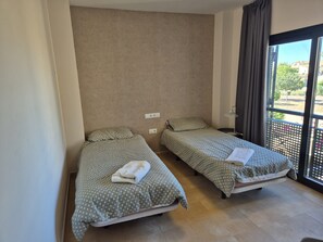 Een strijkplank/strijkijzer, wifi, beddengoed