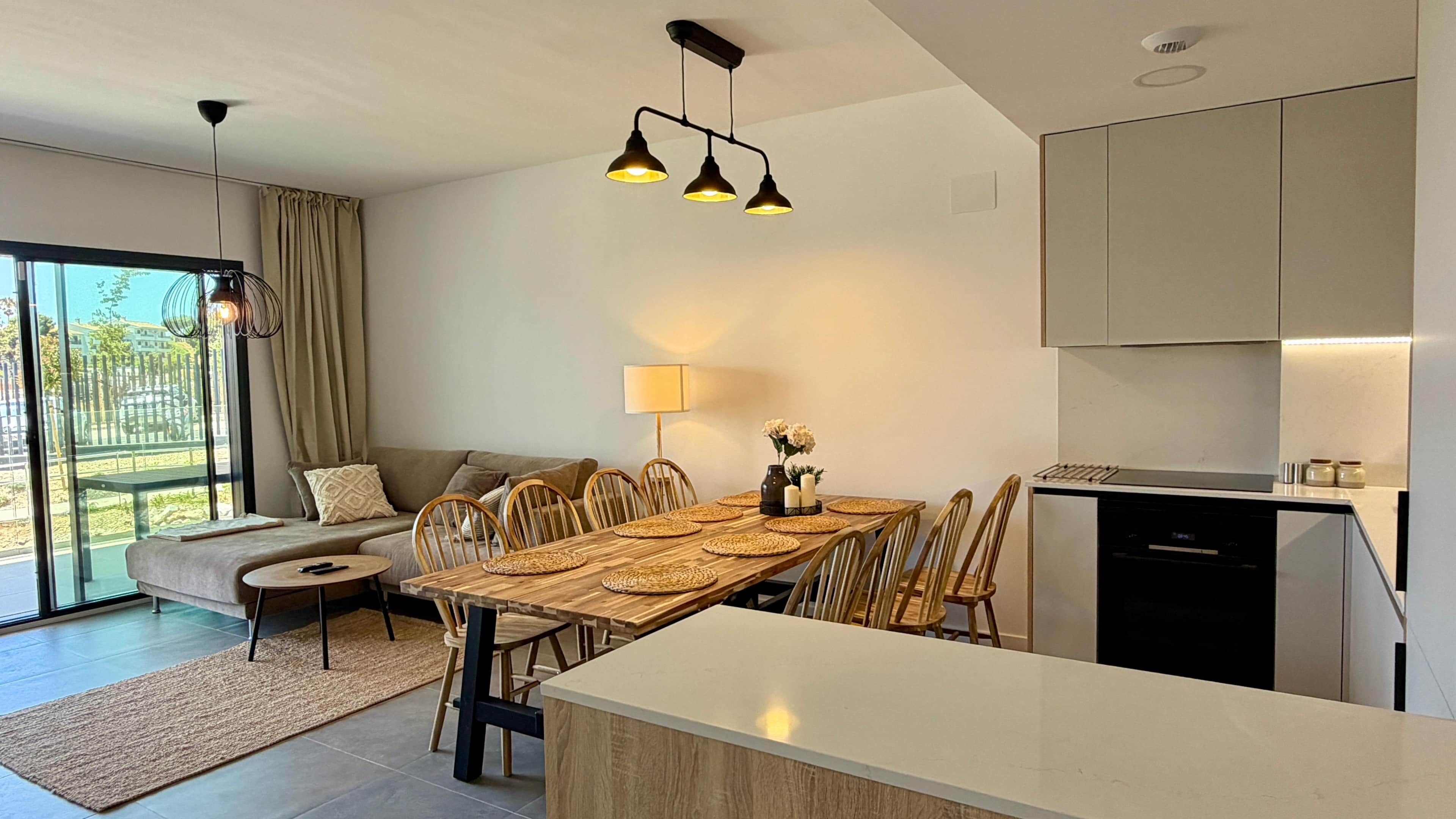 Een moderne keuken met een eethoek, een bank en een lamp.