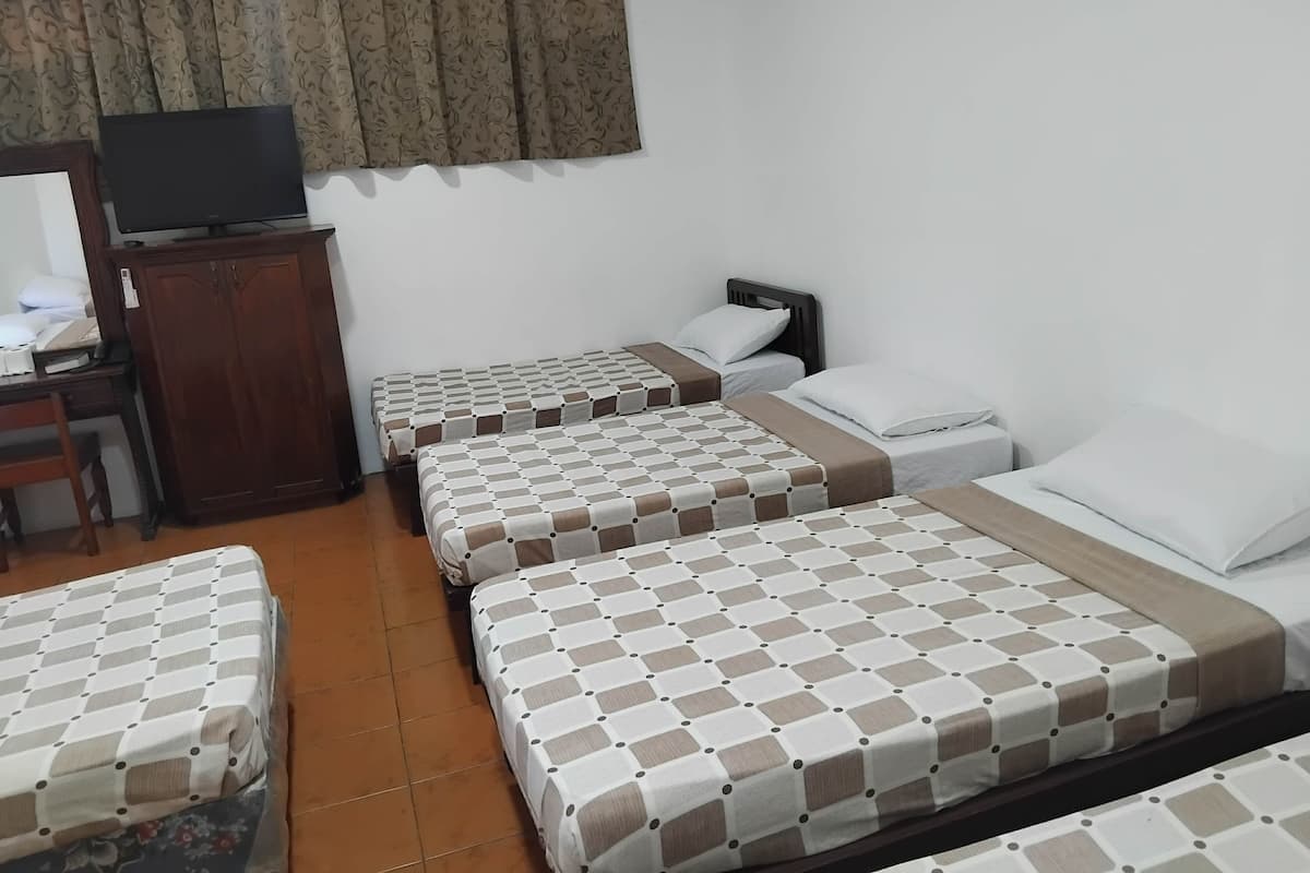 Habitación familiar | Escritorio, espacio para trabajar con laptop y wifi gratis