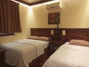 Deluxe-Dreibettzimmer, Terrasse | Schreibtisch, laptopgeeigneter Arbeitsplatz, kostenloses WLAN